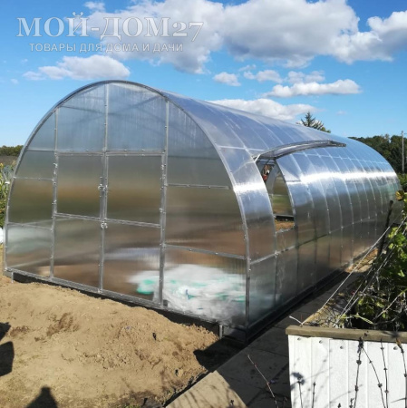 Теплица Фермерская 4,2х10 метров с поликарбонатом | Мой-Дом27 | Каркас изготовлен из оцинкованной замкнутой трубы 30*20 мм.<br>
 <b>Ширина - 4,2 метра</b>.&nbsp;Высота - 2,75&nbsp;метра. Длина - 10 метров<br>
 Выдерживаемая снеговая нагрузка - 150 кг/м2. Выдерживаемая ветровая нагрузка - до 27 м/с.<br>
 <b>Расстояние между дугами 0,65 метра. Толщина металла дуги 1,2 мм. С каждого торца по две двери и форточки в дверях</b><br>
 <b>
Стрингеров (горизонтальных соединений дуг)&nbsp;– 9 шт.&nbsp;</b>